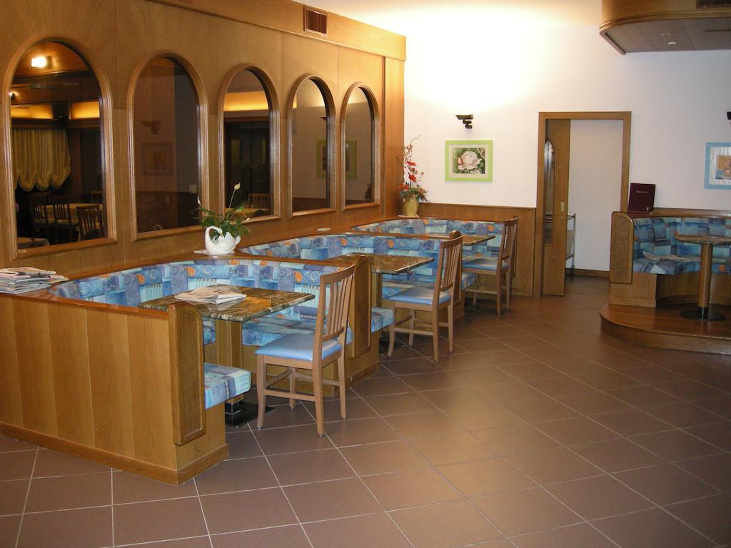 צ'מברה Hotel Europa Cembra מראה חיצוני תמונה