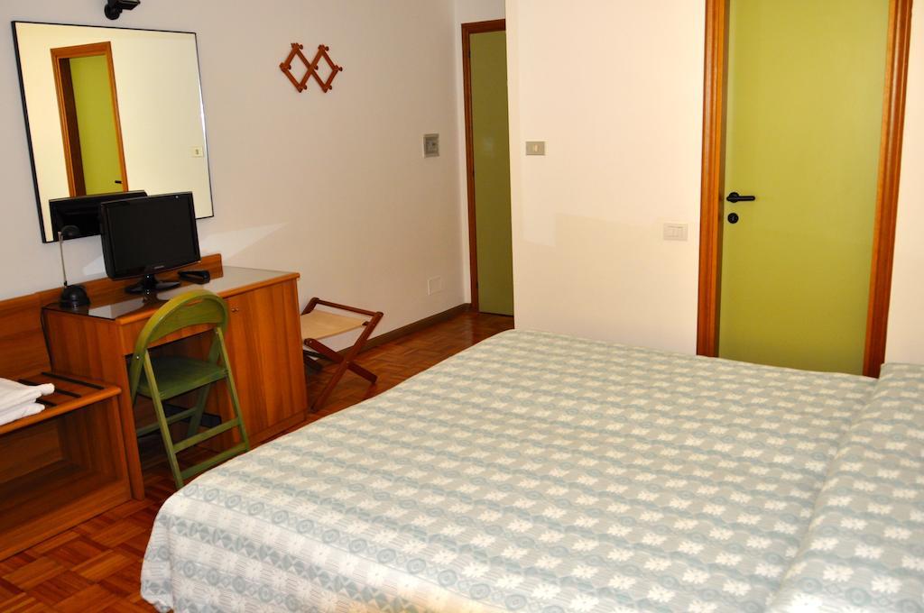 צ'מברה Hotel Europa Cembra חדר תמונה