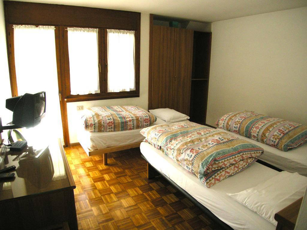 צ'מברה Hotel Europa Cembra חדר תמונה